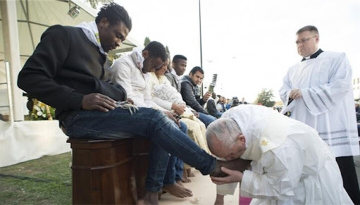 Папа Франциск омиває ноги мусульманам. Фото: Facebook