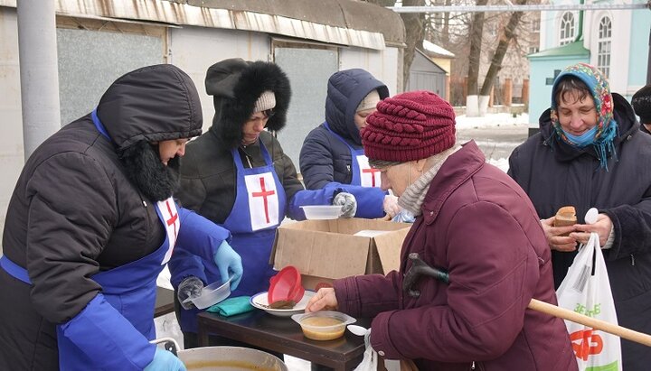 Благодійний обід УПЦ для малозабезпечених Полтави. Фото: сторінка Полтавської єпархії УПЦ в Facebook