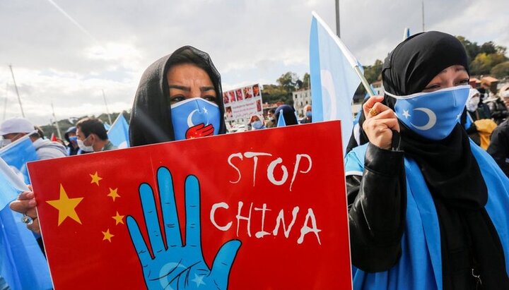 Этнические уйгуры во время акции протеста против Китая в Стамбуле, Турция. Фото: reuters.com
