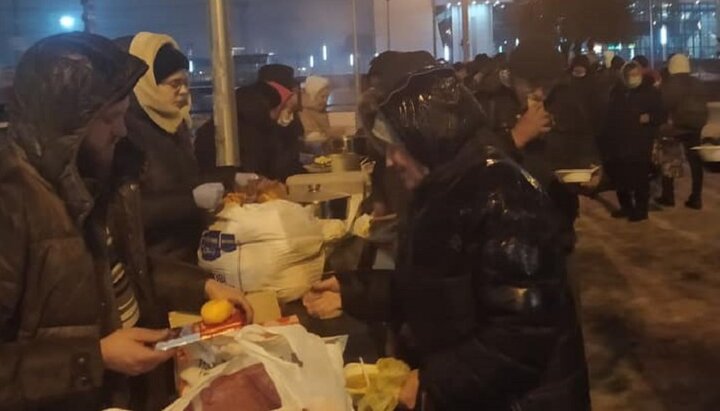 UOC volunteers feeding the homeless on New Year's Eve. Photo: Facebook page of the Mission 