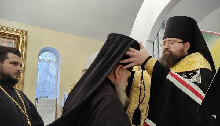 Єпископ Павел під час чернечого постригу. Фото: eparhia.lg.ua