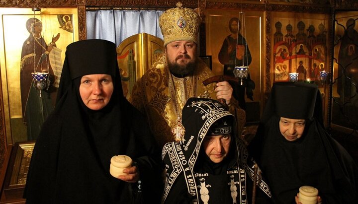 Єпископ Спиридон із новопостриженими інокинями. Фото: gorlovka-eparhia.com.ua