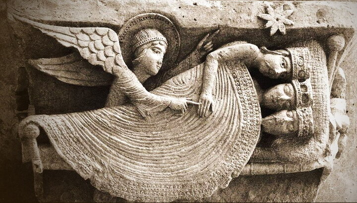 Ангел будить волхвів і вказує на Зірку. Рельєф собору Сен-Лазар у Отені, Франція. XII століття. Фото: