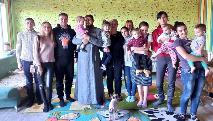 Віряни УПЦ Сарати із мешканцями притулку. Фото: Facebook-сторінка Одеської єпархії УПЦ