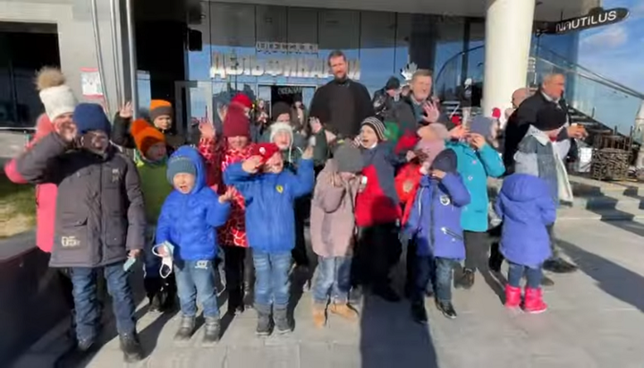 Діти Березівського притулку у дельфінарії Одеси. Фото: скріншот відео youtube-каналу Одеської єпархії УПЦ