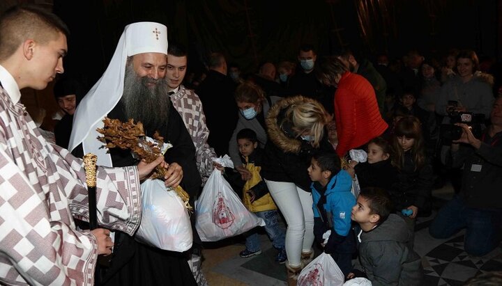 Serbian Patriarch Porfirije hands out gifts to children. Photo: spc.rs