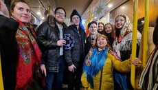 По Одессе прокатились праздничные трамваи с колядующими