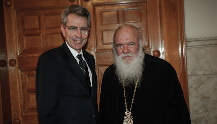 Джеффри Пайетт (бывший посол США в Греции) и архиепископ Иероним. Фото: romfea.gr