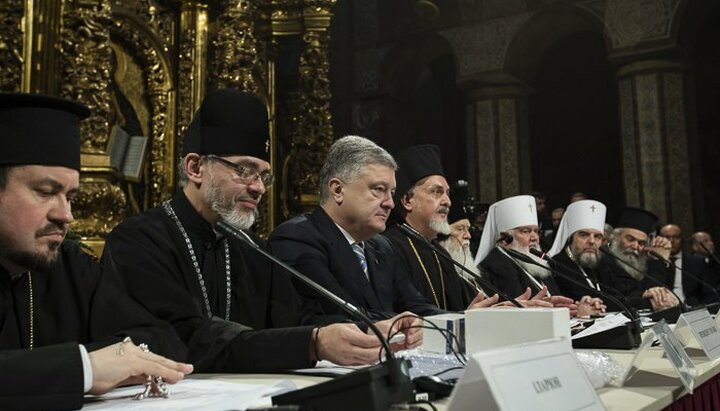 Poroshenko together with the Phanar hierarchs in the presidium of the 