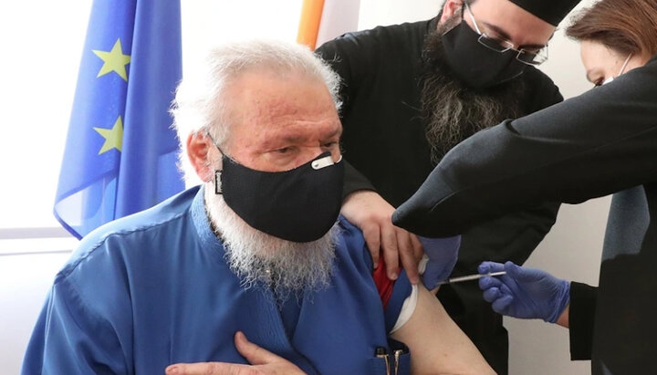 Кипрский архиепископ получает вакцину. Фото: protothema.gr