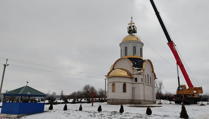 В Кировоградской епархии установили крест на купол храма в Нововознесенке