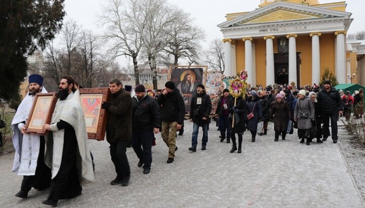 Миряни Дніпра підтримали хресну ходу на захист сімейних цінностей. Фото: eparhia.dp.ua