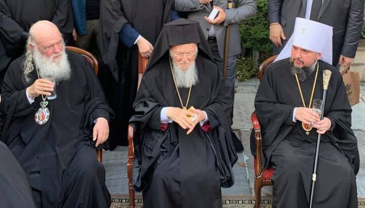 Από αριστερά προς τα δεξιά: Αρχιεπίσκοπος Ιερώνυμος, Πατριάρχης Βαρθολομαίος, Επιφάνιος Ντουμένκο. Φωτογραφία: orthodoxianewsagency.gr