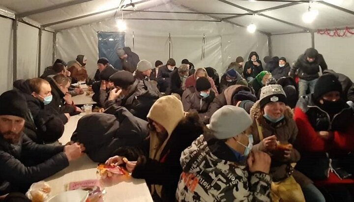В морози у центрі обігріву ночують до 100 людей. Фото: Facebook-сторінка УПЦ