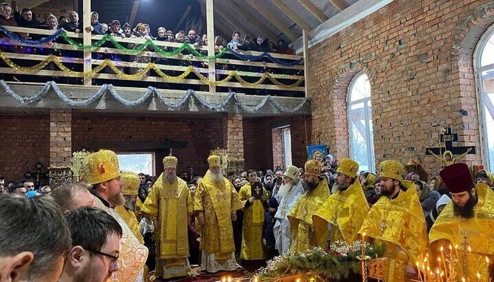 Первое богослужение в Добрыновцах возглавили два архиерея. Фото: Facebook-страница Черновицко-Буковинская епархия УПЦ