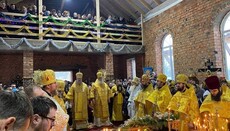В строящемся храме УПЦ в Добрыновцах отслужили первую литургию