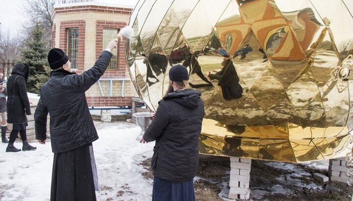 Освячення купола споруджуваного храму УПЦ у Котлярах. Фото: eparchia.kharkov.ua
