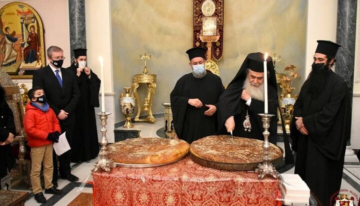 Єрусалимський патріарх розрізав новорічний пиріг. Фото:jerusalem-patriarchate.info
