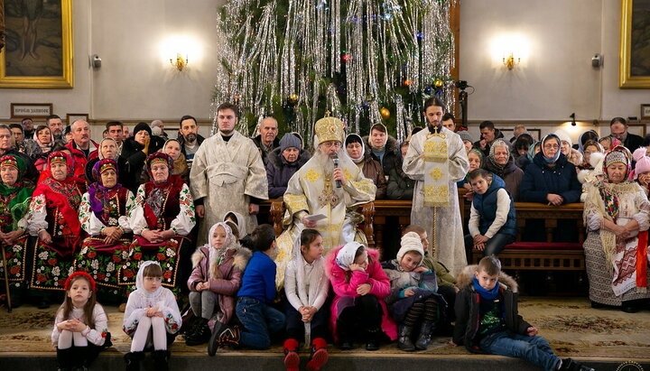 Митрополит Святогірський Арсеній із учасниками співочого собору. Фото: svlavra.church.ua