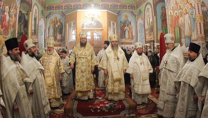 Митрополит Феодосий возглавил торжества в Мотронинском монастыре. Фото: cherkasy.church.ua