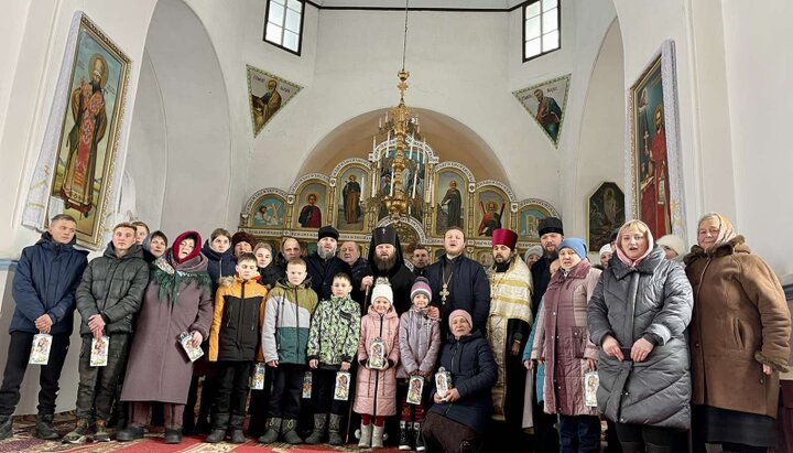 Архієпископ Боголєп відвідав громаду УПЦ в Чечеліївці, постраждалу від ПЦУ. Фото: alexandria-eparhia.org.ua