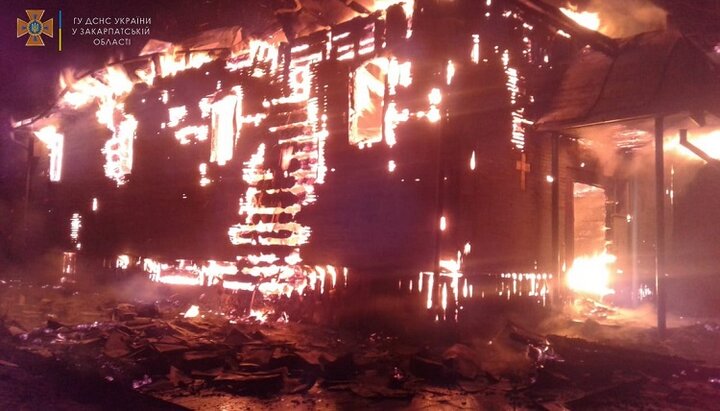 Вогонь знищив покрівлю церкви, стіни та все, що знаходилося всередині. Фото: zk.dsns.gov.ua