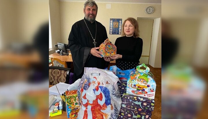 Собранные школьниками подарки передали в социальный отдел Джанкойской епархии УПЦ. Фото: dzhankoy.church.ua