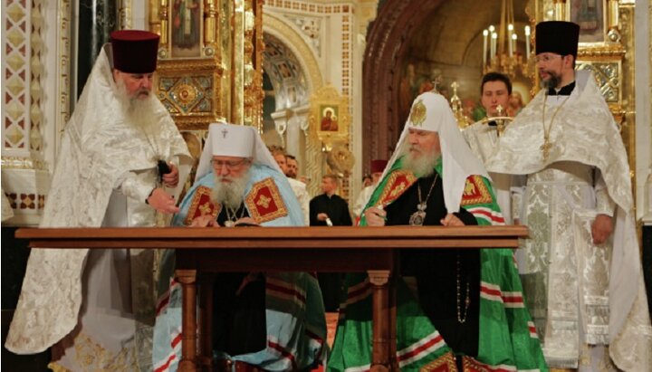 Signing of the Act of Canonical Communion between the ROC and ROCOR Photo: kdais.kiev.ua