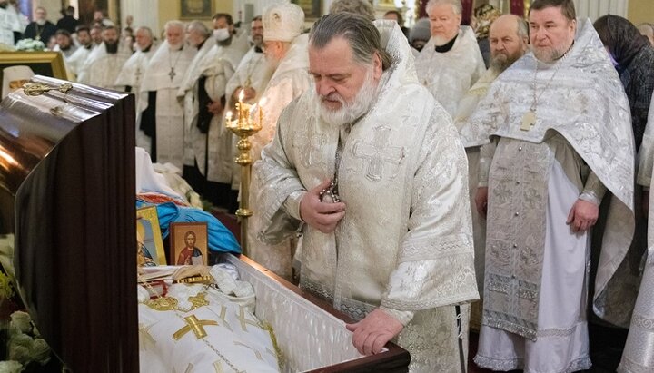 Митрополит Санкт-Петербурзький і Ладозький Варсонофій біля труни з тілом владики Володимира (Котлярова). Фото: mitropolia.spb.ru