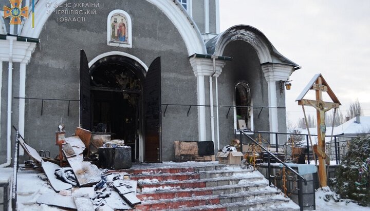 Свято-Николаевский храм УПЦ в Сновске после вероятного поджога. Фото: cn.dsns.gov.ua
