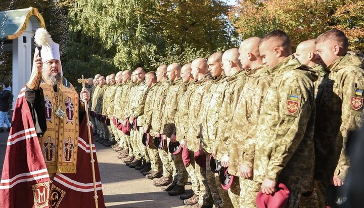 Епіфаній окроплює українських солдатів. Фото: pomisna.info