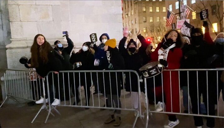 Активісти групи «Нью-Йорк за право на аборт» проводять акцію біля собору святого Патріка. Фото: de.catholicnewsagency.com
