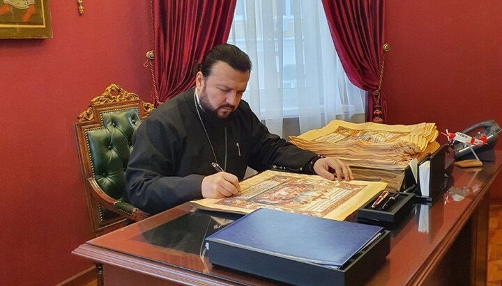 Mitropolitul Leonid semnează antimise pentru bisericile africane. Imagine: Canalul de Telegram al Mitropolitului Leonid