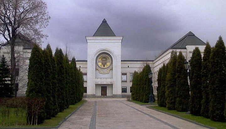 Κατοικία της Ιεράς Συνόδου της Ρωσικής Ορθόδοξης Εκκλησίας στη Μονή Ντανίλοφ. Φωτογραφία: Wikipedia