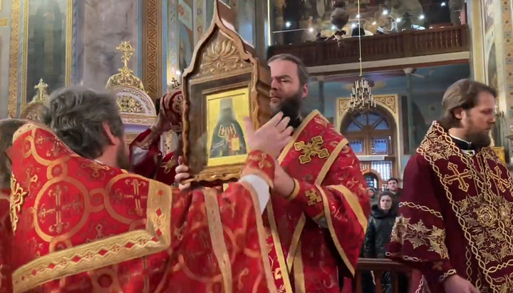 Архієпископ Южненський Діодор із іконою митрополита Анатолія в соборі Одеси. Фото: скріншот відео youtube-каналу Одеська єпархія