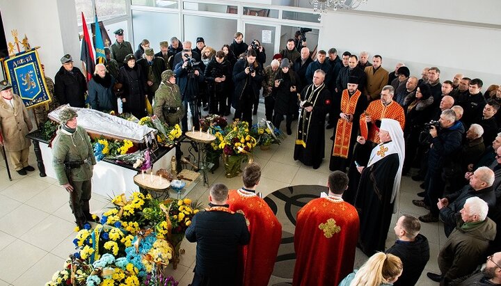 В Івано-Франківську ієрархи УГКЦ відспівали голову крайового братства дивізійників СС «Галичина». Фото: ugcc.if.ua