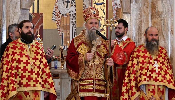 Митрополит Иоанникий (в центре). Фото: orthodoxianewsagency.gr