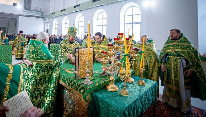 Божественна літургія в університетському храмі Харкова. Фото: eparchia.kharkov.ua