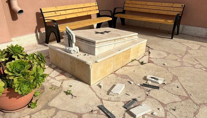 На початку січня невідомий розбив мармурові хрести на православному цвинтарі в Ізраїлі. Фото: rusdm.ru