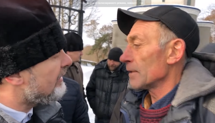 Отець Василій сперечається з рейдером ПЦУ. Фото: скріншот відео facebook-сторінки Перший Козацький