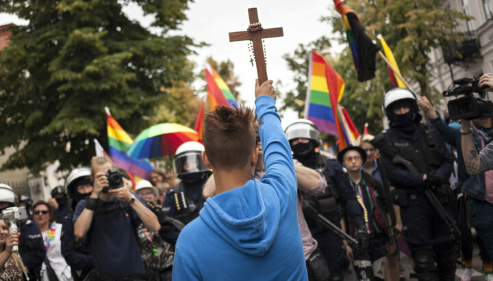 ЛГБТ-парад та протестуючий християнин. Фото: Фокус