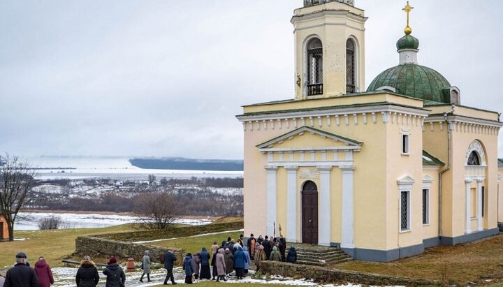 Authorities want to give OCU Khotyn church raised by UOC believers