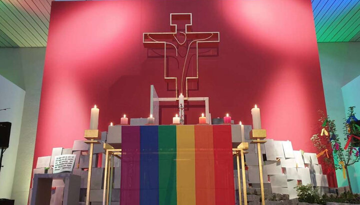 Радужный флаг над алтарем католического храма Jugendkirche в Вюрцбурге. Фото: CNA Deutsch