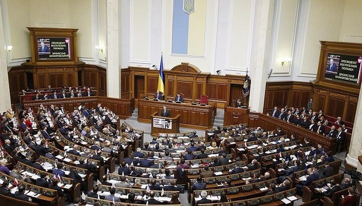 Верховна Рада України збирається прийняти небезпечні для вірян закони. Фото: aa.com.tr