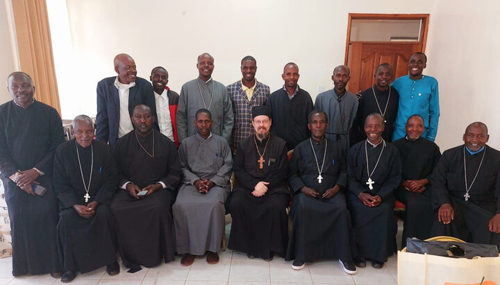 Κληρικοί της Ρωσικής Ορθόδοξης Εκκλησίας στην Αφρική με τον ιερέα Γκεόργκι Μαξίμοφ. Φωτογραφία: t.me/exarchleonid