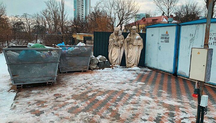 Скульптури Богородиці та апостола Андрія, які, ймовірно, служили макетами для художників, опинилися біля сміттєвих баків. Фото: Григорій Маленко