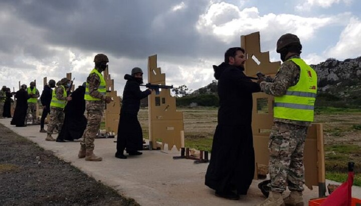 Кипрские священники тренируются в стрельбе. Фото: romfea.gr