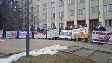 «Україна не інкубатор, діти не товар»: жителі Луцька вийшли на пікет до ОДА