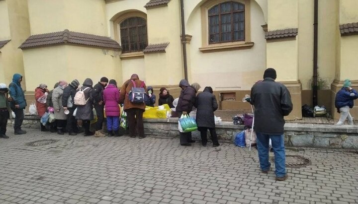 В Івано-Франківську гнана громада УПЦ годує безхатченків просто неба