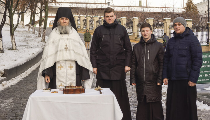 Ієромонах Лукіан звершив молебень перед початком виставки. Фото: lavra.ua
